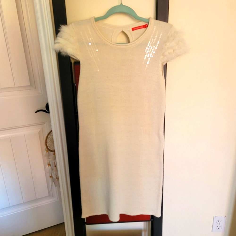 White knit sleeveless dress with feathers applique